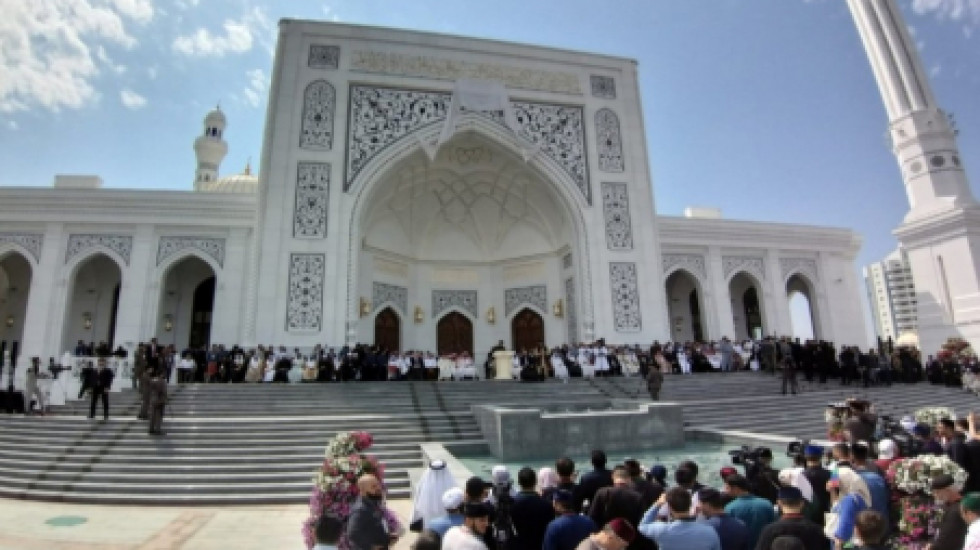 В Чечне открыли самую большую в Европе мечеть с золотом и кристаллами Swarovski