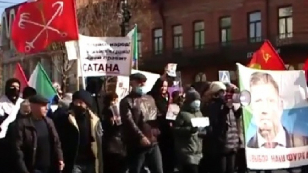 Демонстранты в Хабаровске несут БЧБ и флаг Петербурга