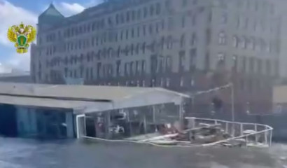 Прокуратура проверяет тонущий в Малой Неве теплоход-ресторан