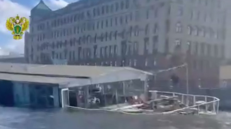 Прокуратура проверяет тонущий в Малой Неве теплоход-ресторан