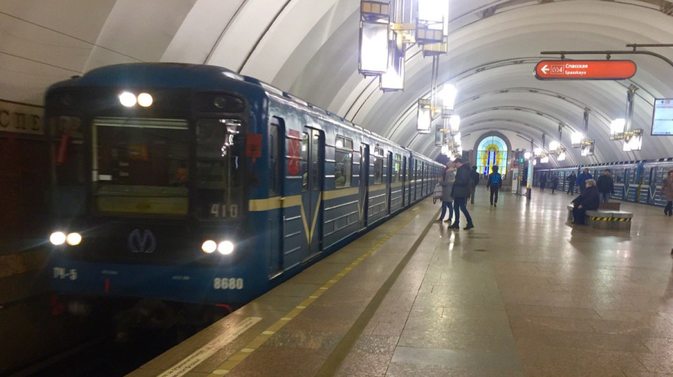 Петербуржец на спор проник в кабину метро и приехал под суд