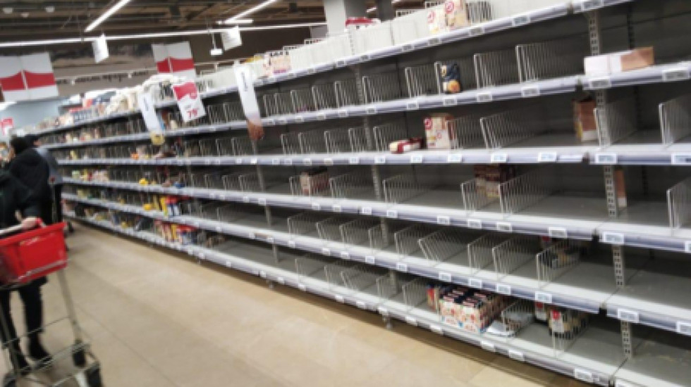 Пандемия коронавируса заставляет москвичей запасаться продуктами