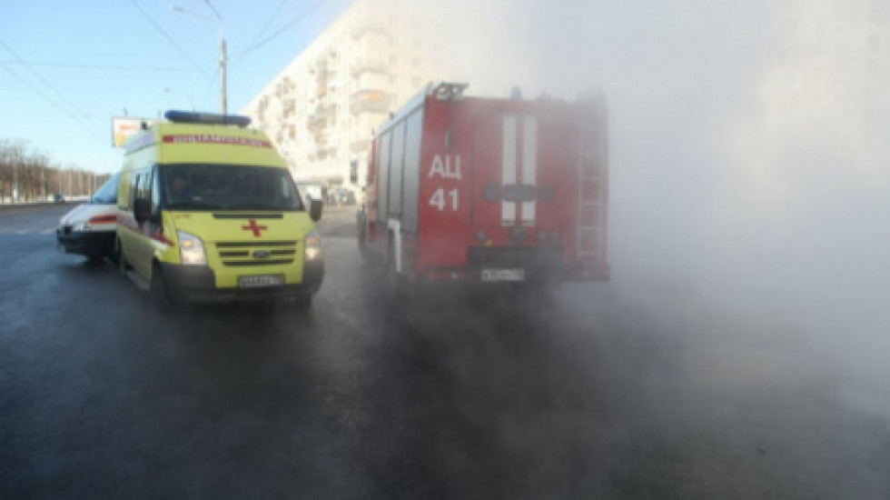 В Петербурге мужчина провалился в яму с горячей водой и не пострадал