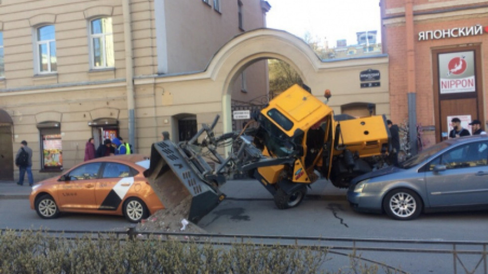 В центре Петербурга бульдозер упал на два припаркованных авто