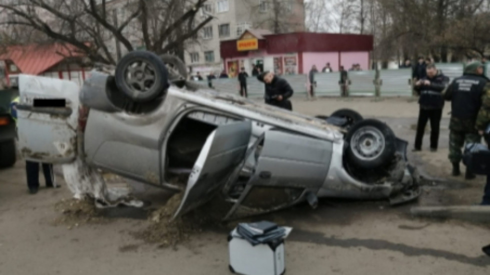 В Пензе «Лада» провалилась в кипящий размыв,погибли водитель и пассажир