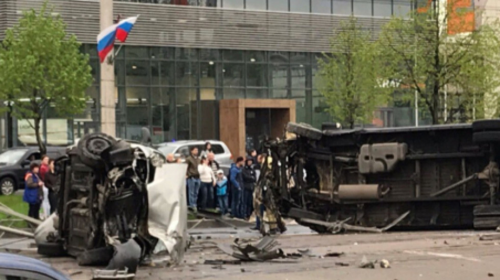 «Шевроле» на Бухарестской скользнул по луже и вбил автобус в трамвай