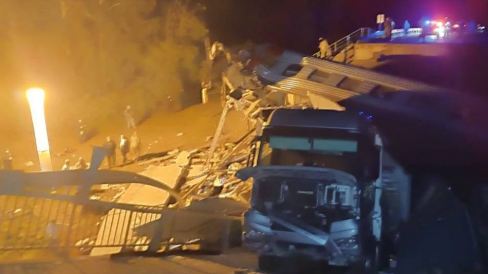 В Брянской области виадук рухнул на поезд