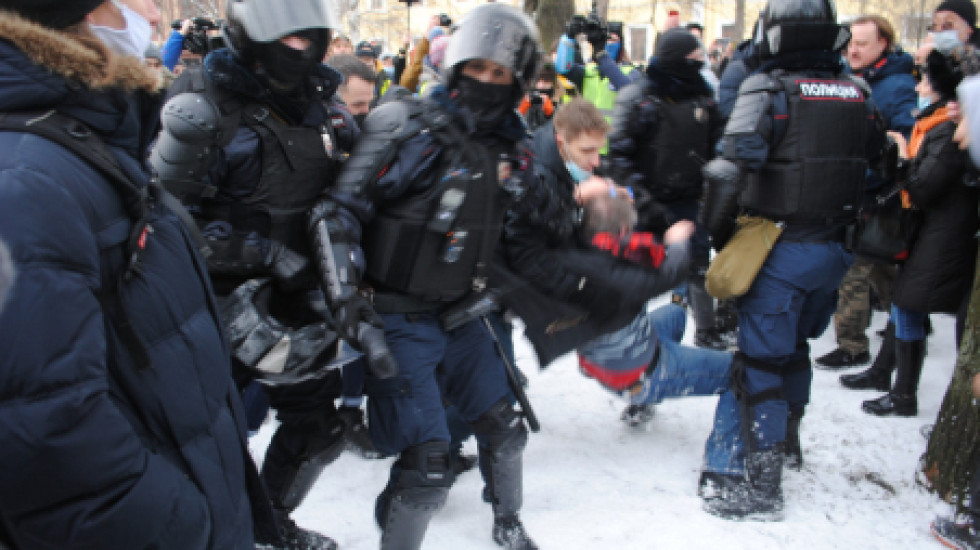Протестующие петербуржцы обошли ОМОН: фоторепортаж