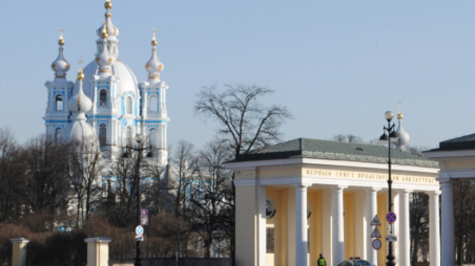 Смольный ввел режим полной самоизоляции. «И ты, Петербург»