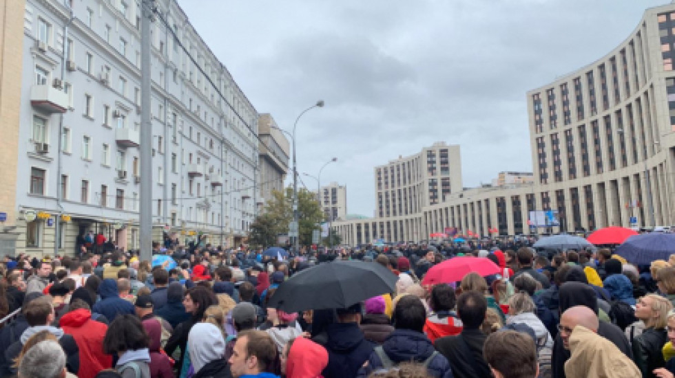 На московском митинге за свободные выборы выступает репер Face