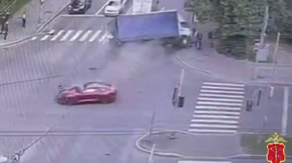 На Кантемировской улице Chevrolet влетел в грузовик: видео
