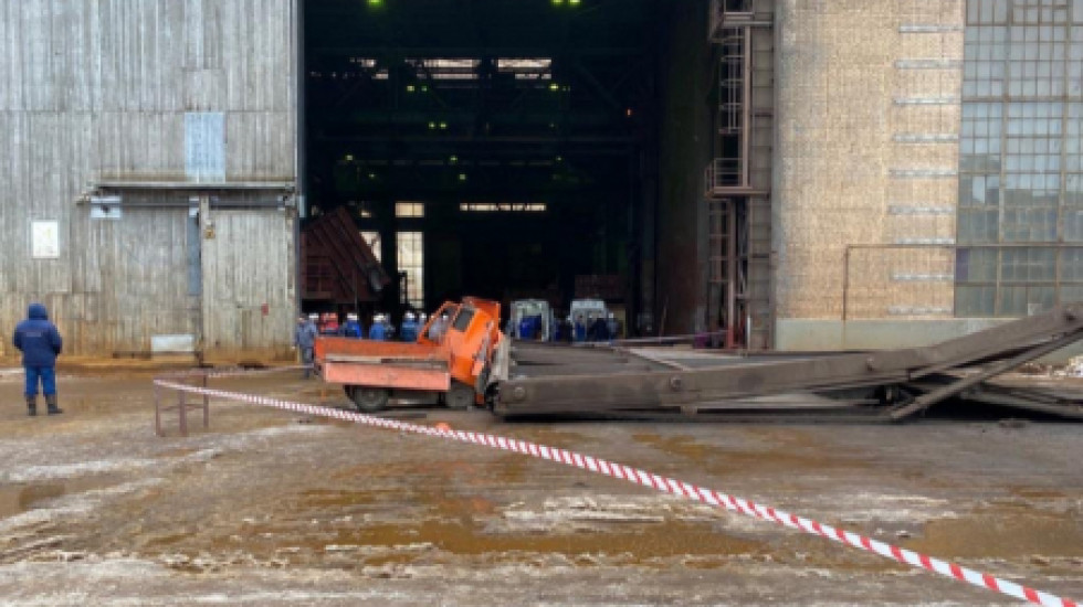 На Балтийском заводе погрузчик прибила упавшая створка ворот