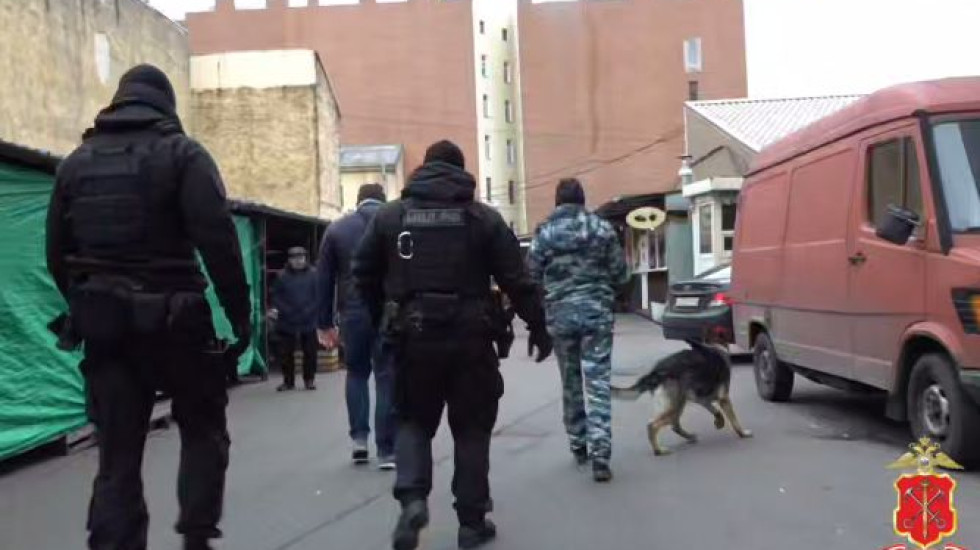 Полиция ловила нелегальных мигрантов на Сенном рынке