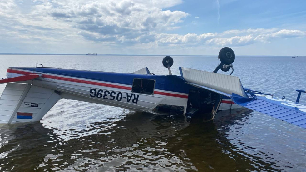 Легкомоторный самолет перевернулся и упал в воду в Кронштадте