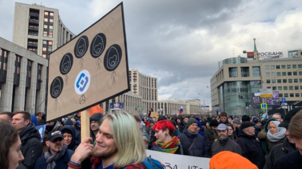 Участники митинга против «суверенного рунета» скандируют обвинения Клишасу