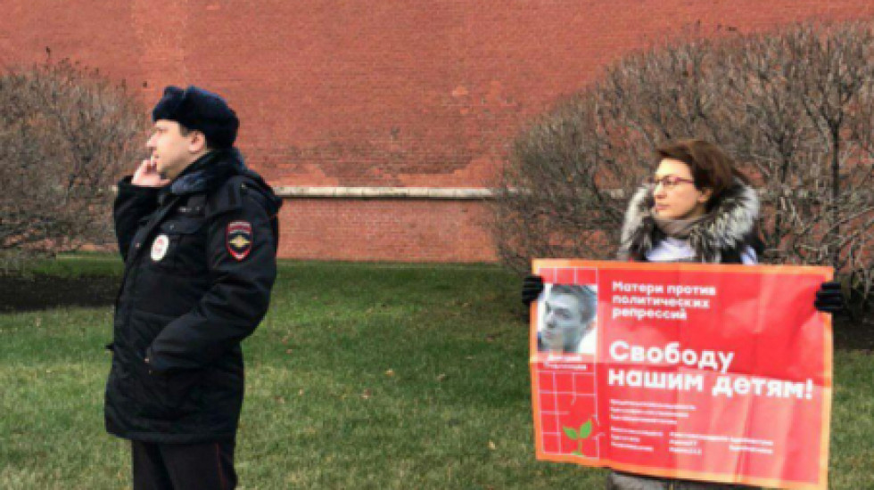 На Кремлевской набережной задержаны родственники политзаключенных
