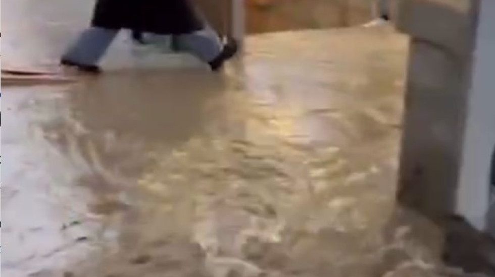 Переход на станцию «Девяткино» затопило из-за прорыва трубы