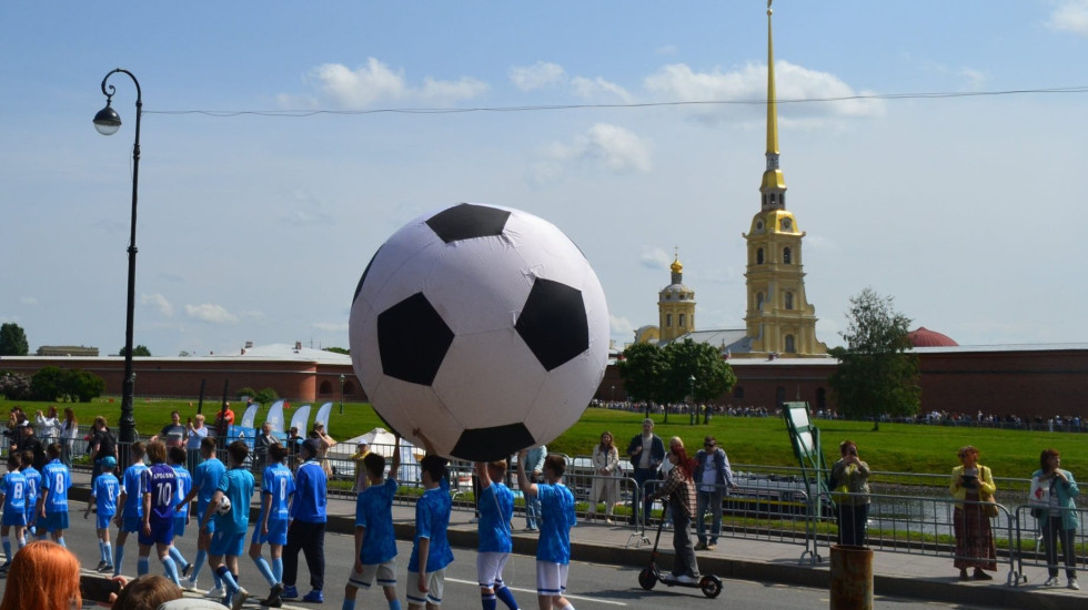Школу на Парнасе наказали за перелом на стадионе
