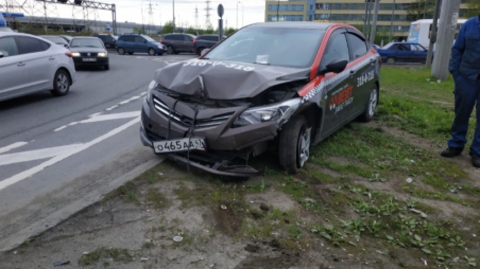В Мурино таксист сбил пешехода, врезался в столб и пытался убежать