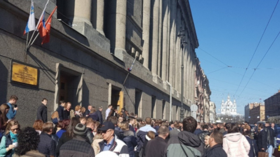 Фемида, на выход.  Эвакуированы  суды Петербурга