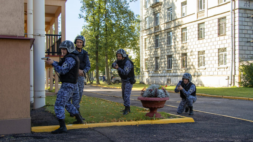 Охранников в школах обяжут иметь оружие и бронежилеты при ЧС