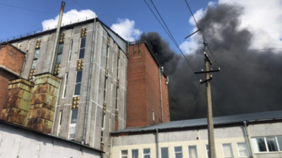 Крупный пожар на свечном заводе в Петербурге тушат при помощи поезда и вертолета