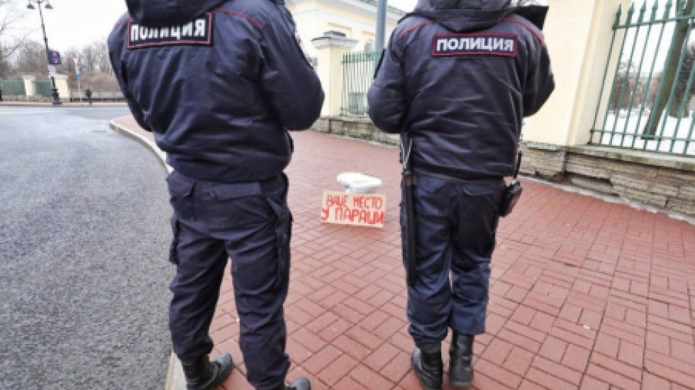 К зданию Смольного принесли унитаз с надписью «Ваше место у параши»