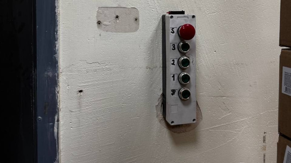 На Курляндской фасовщик шагнул в лифт без пола