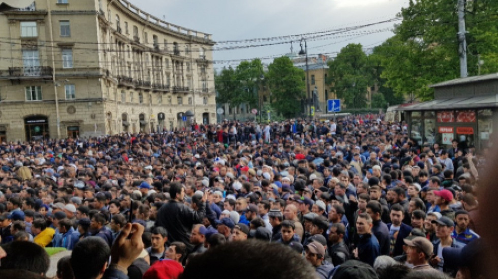 Сотни мусульман отмечали окончание Рамадана возле Соборной мечети в Петербурге
