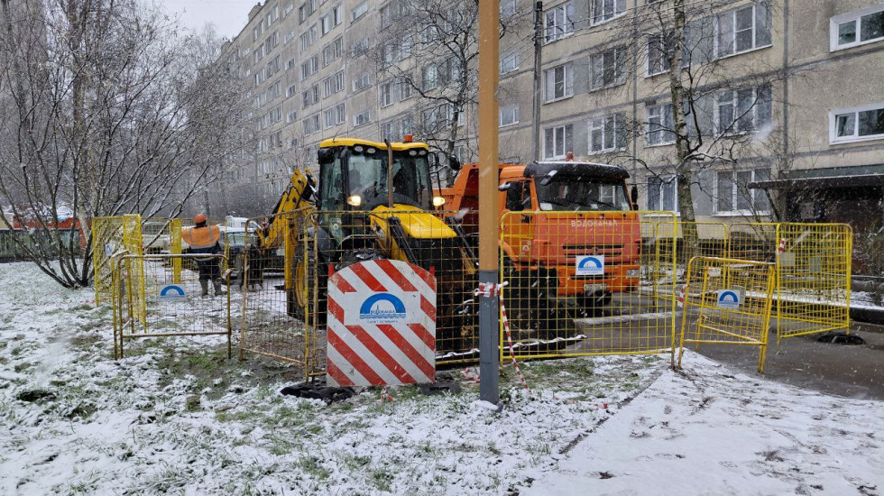 В Купчино в проезд у дома вытекла холодная вода