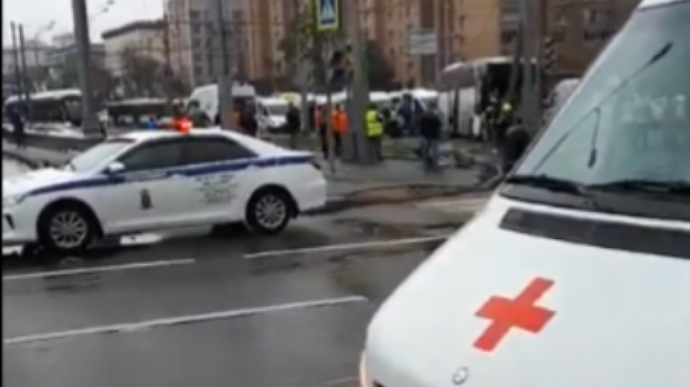 Авария автобуса с китайскими туристами в Москве попала на видео