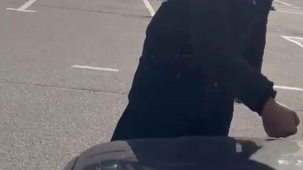 Петербуржец избил «Ладу» на Московском проспекте