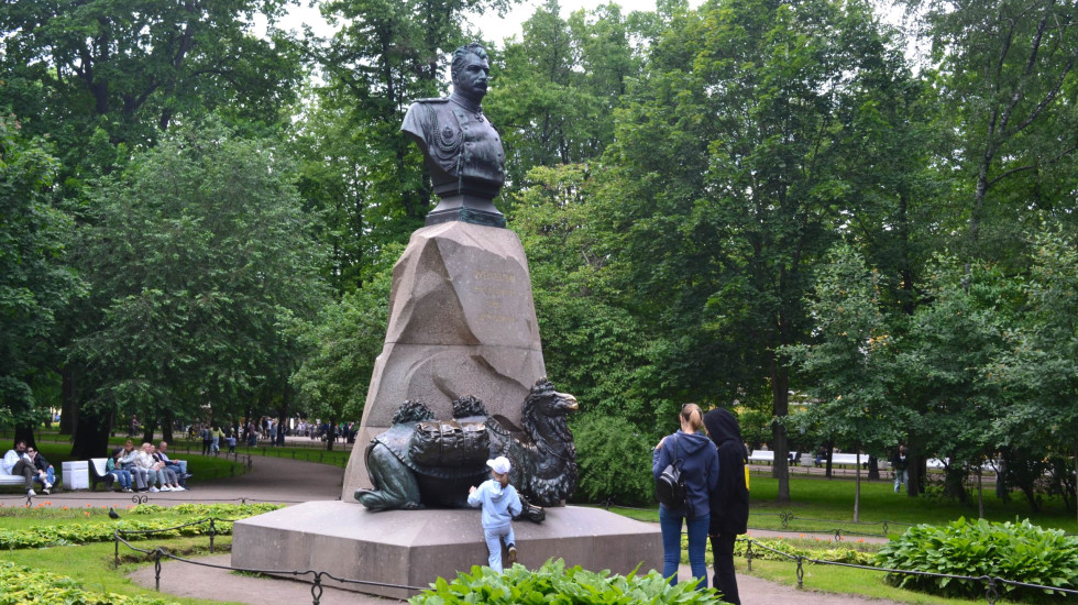 Плакаты просят не тереть памятники Петербурга