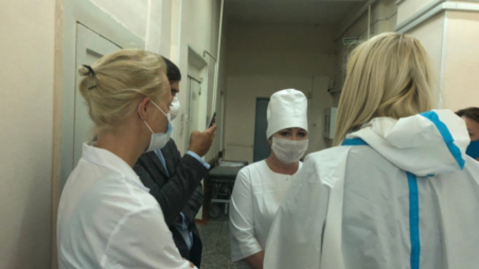 Омские врачи не допускают к Навальному его жену