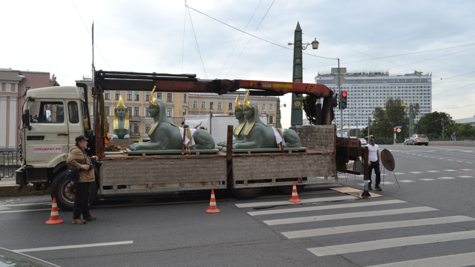 На Египетский мост возвращают сфинксов с реставрации: фото