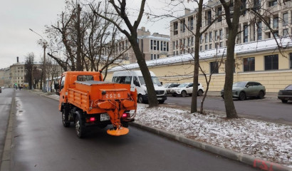 Петербургские улицы начали обрабатывать средствами против льда