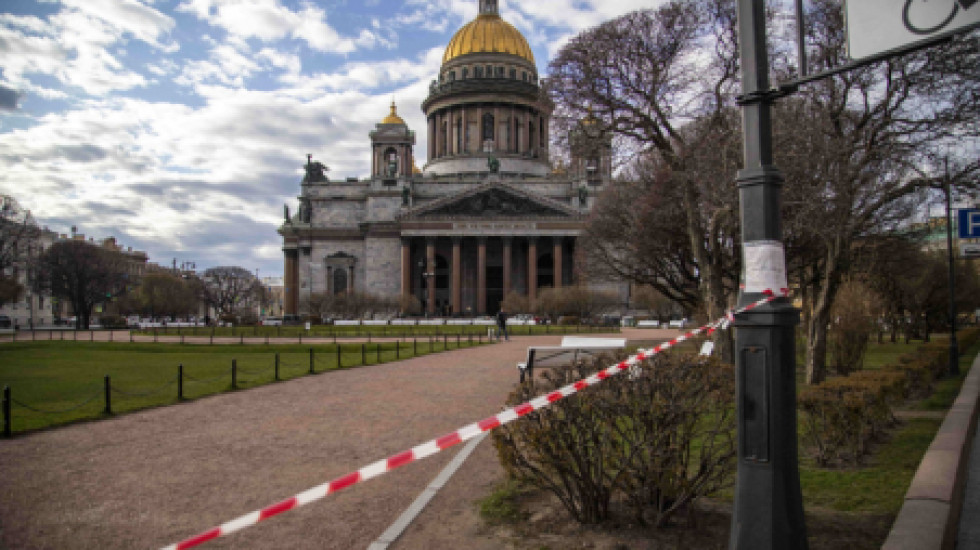 Позировавшая в трусах на фоне Исаакия дама не получит обратно айфон