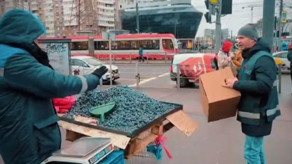 У «Пионерской» торговцы лишились 37 кг голубики