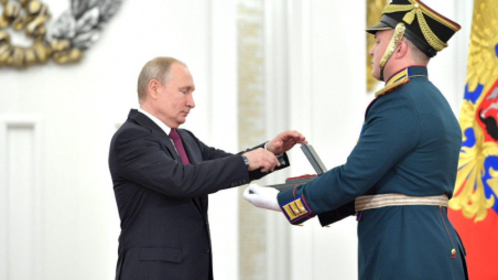 Путин присвоил звания героев России пилотам севшего на кукурузное поле A321