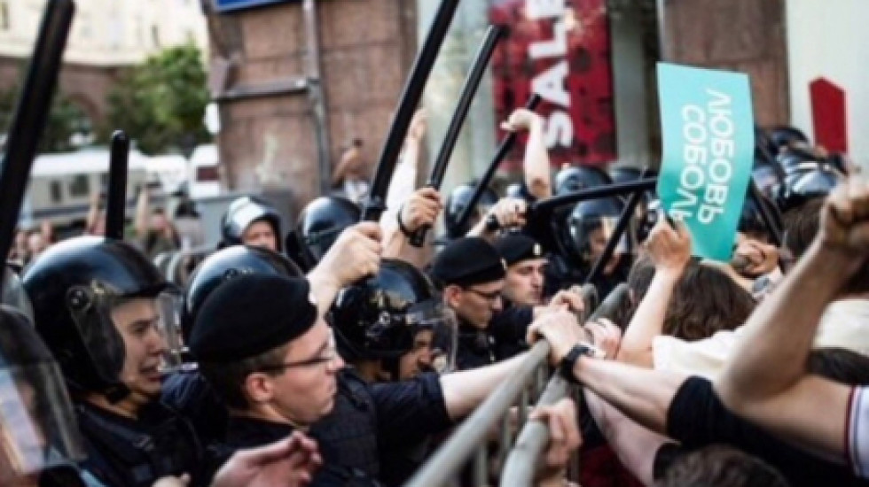Данила Беглец осужден на 2 года за рывок руки полицейского на митинге