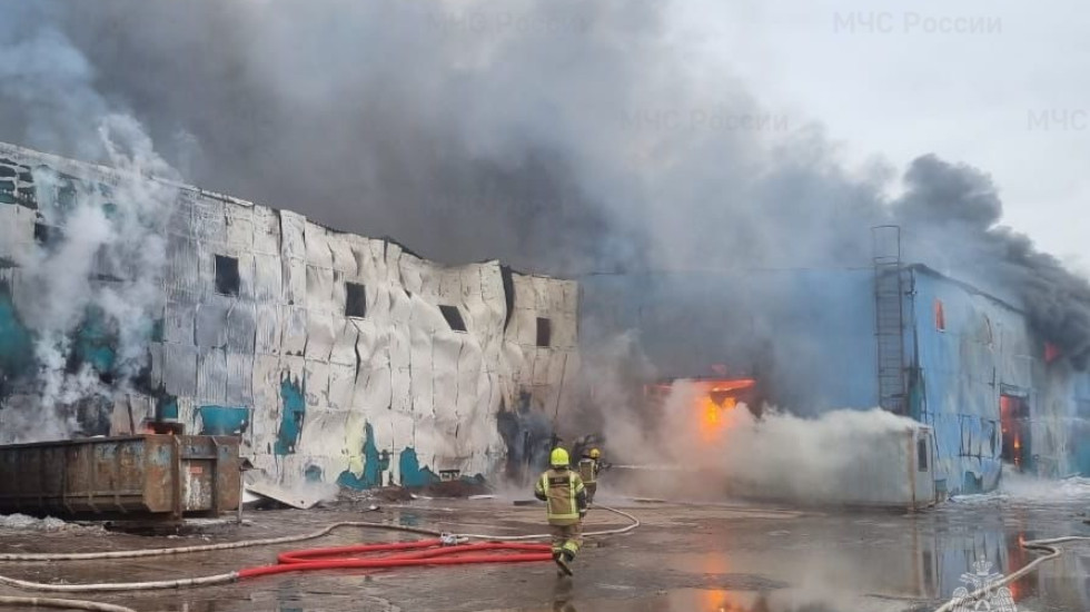 На Волхонском шоссе в Ленобласти продолжается горение склада