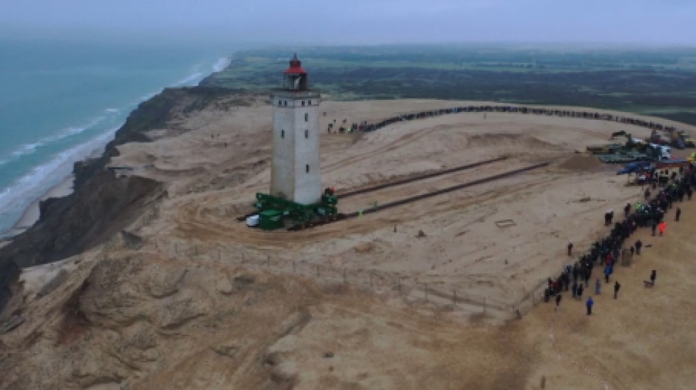 Датчане оттащили старинный маяк от наступающего моря