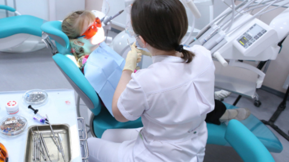 Стоматологи объяснили, почему не нужно полоскать рот при чистке зубов