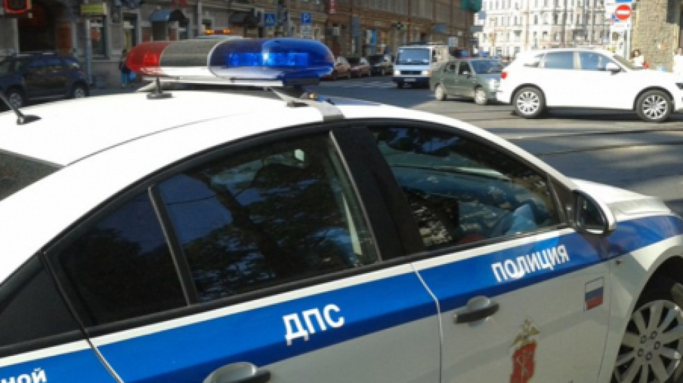 Мигрант в Петербурге совал ГИБДД фальшивые права и взятку