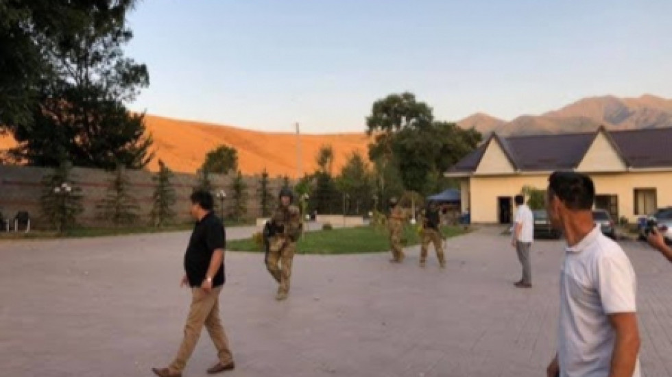 Спецназ взял штурмом дом Атамбаева и вывез его в неизвестном направлении
