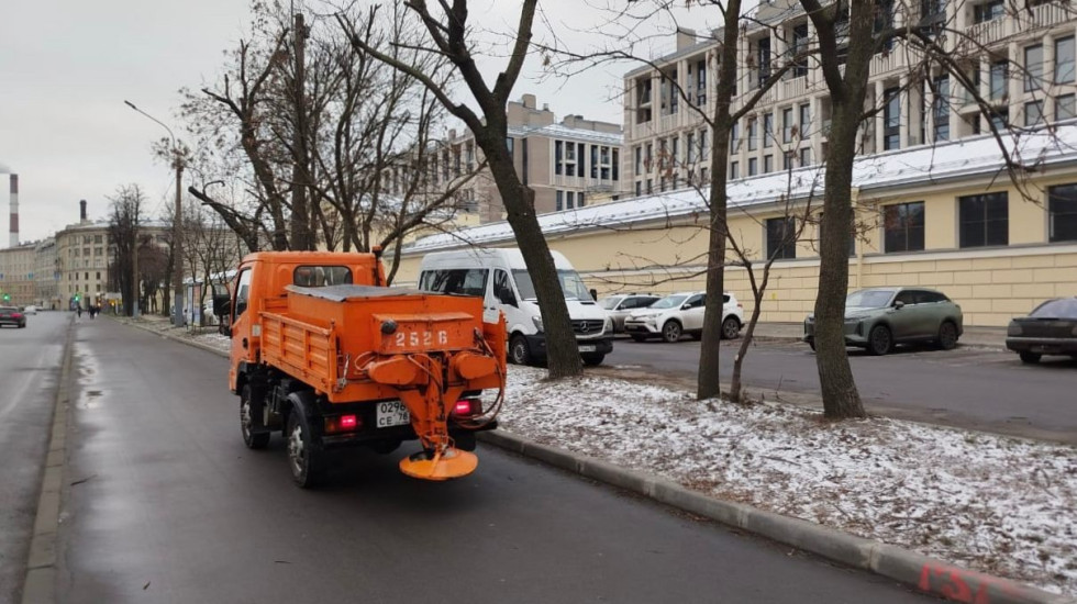 Почти шесть тысяч тонн соли рассыпали на дорогах Петербурга