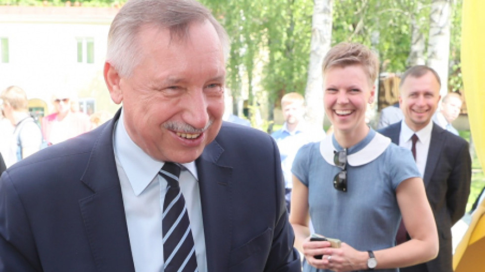 На станциях метро Петербурга появились стойки для сбора подписей за Беглова