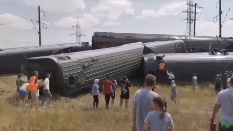 В Волгоградской области пассажирский поезд сошел с рельсов