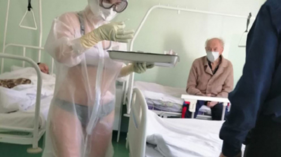Валуев предлагает поощрить медсестру в бикини