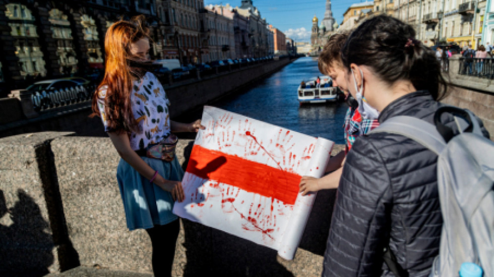 Бело-красно-белый флаг на фоне Спаса-на крови